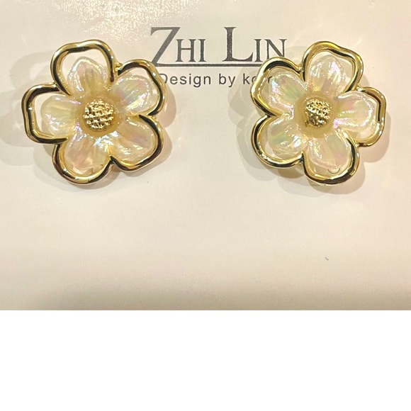 Zhi Lin Accessories - Pearl & Gold Earrings